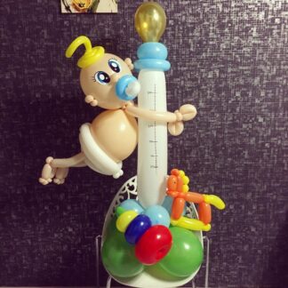 Малыш с игрушками из воздушных шаров